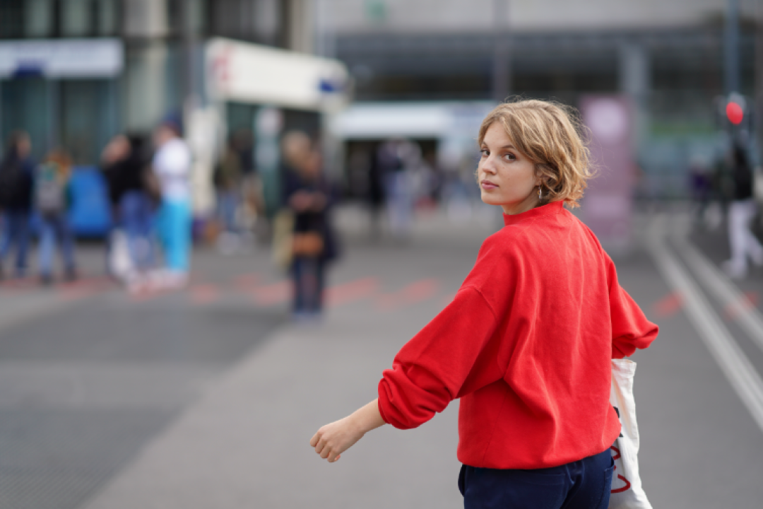 Jeune femme devant la station m2 du Flon
