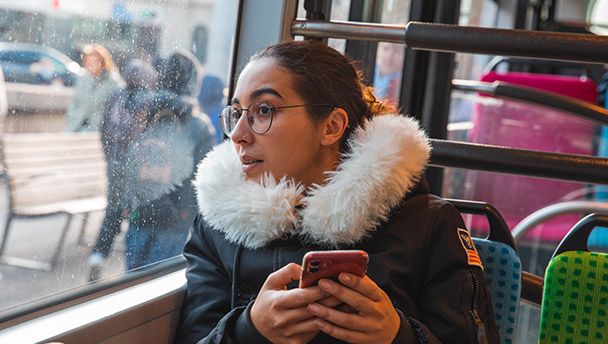 Jeune fille assise dans le bus