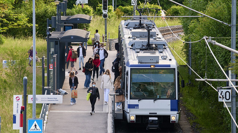 Voyageurs montant dans le m1