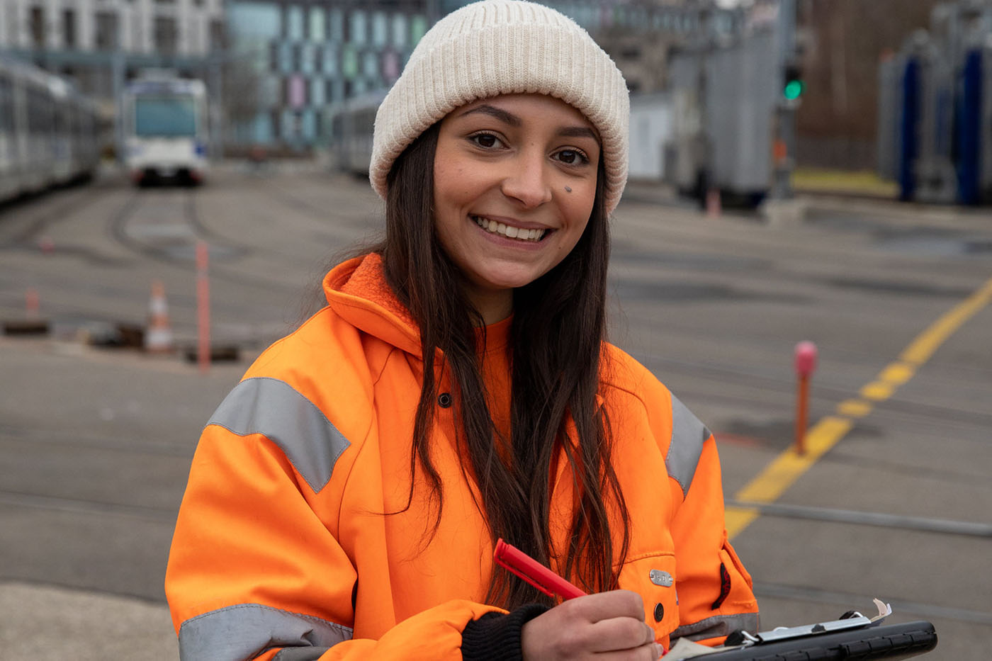 Jeune fille souriante travaillant aux tl