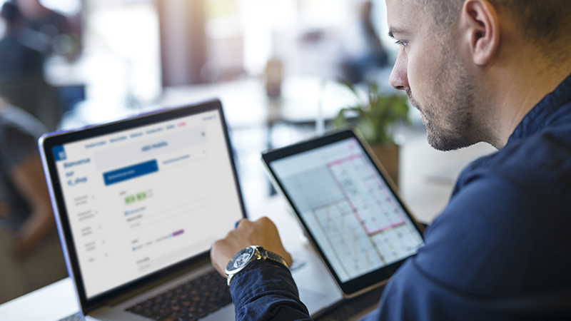 Employé communal gérant des bons de réduction pour les habitants de sa commune.