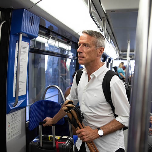 Voyageur dans le m2 avec ses bagages