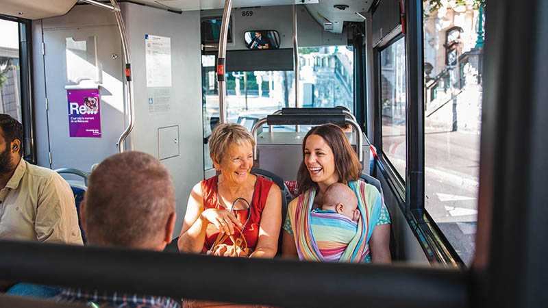 Voyageurs assis dans un bus