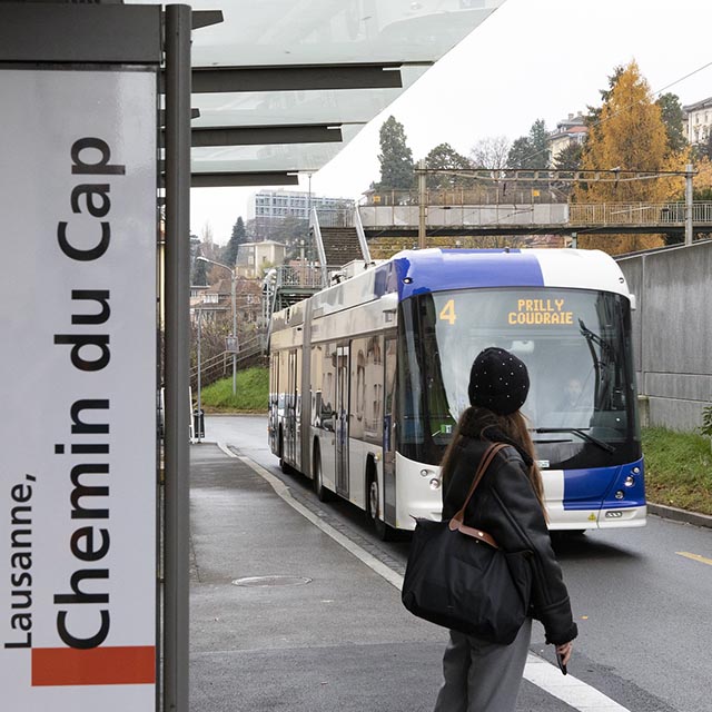 Jeune femme qui attend le bus à un arrêt