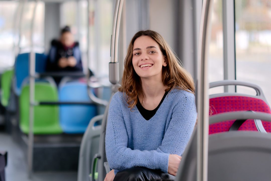 Jeune fille assise dans un bus