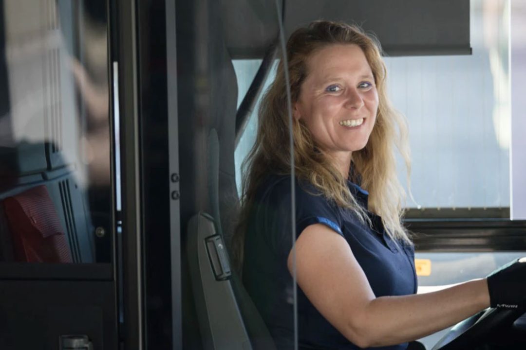 Un conductrice de bus tl souriante