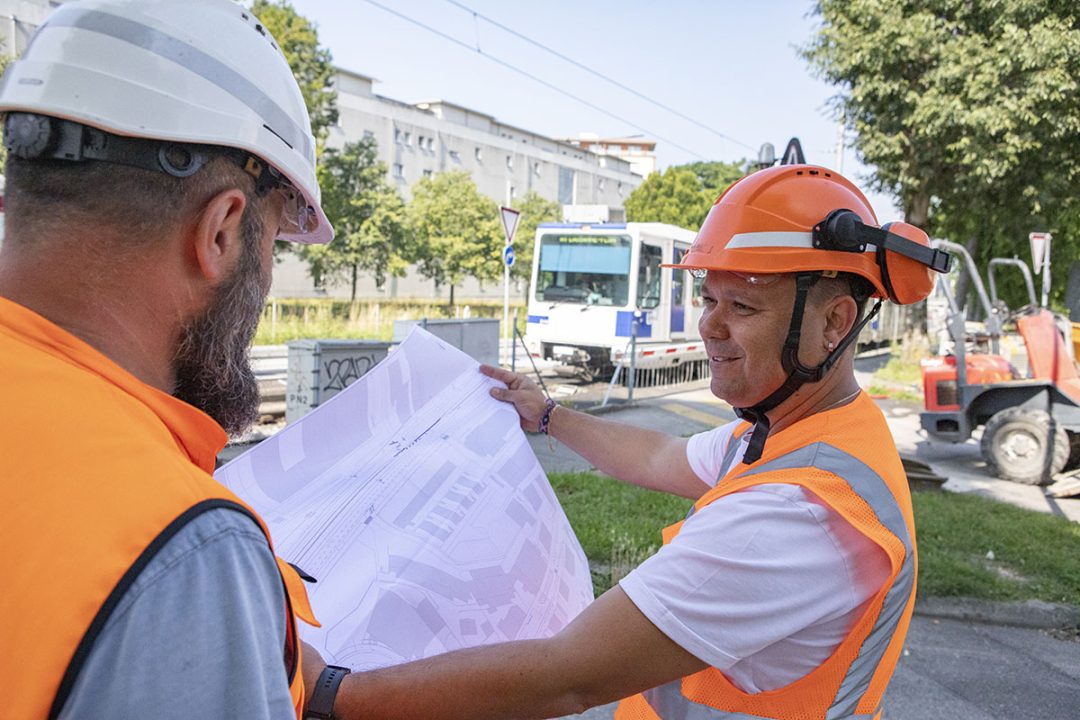 deux ingénieurs tl travaille au abord de la ligne du m1
