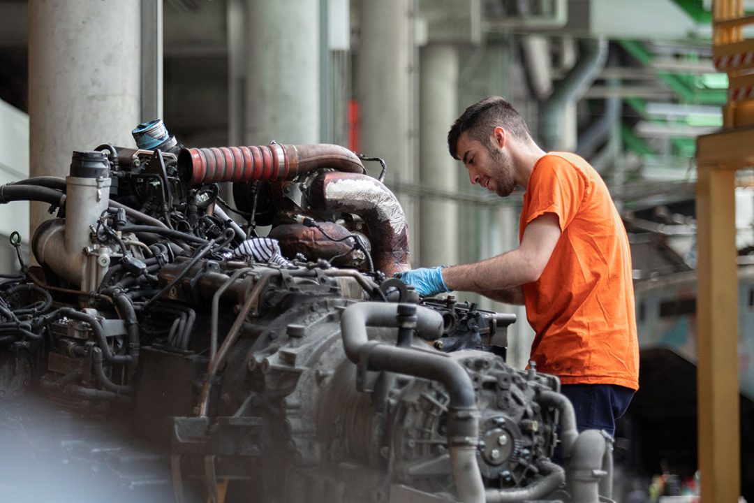 Un mécanicien tl travaille sur un moteur